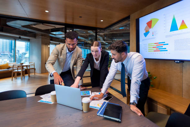 تیم متخصص دیجیتال مارکتینگ در حال تدوین استراتژی جامع B2B برای شرکتهای حسابرسی