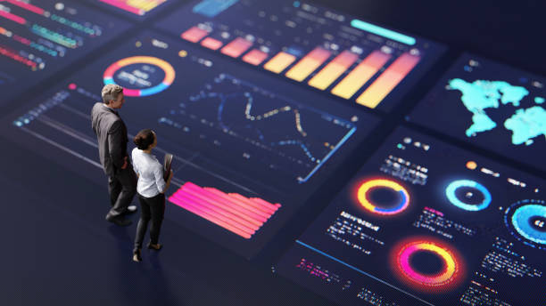 تیم بازاریابی در حال تحلیل نتایج کمپین سئو B2B