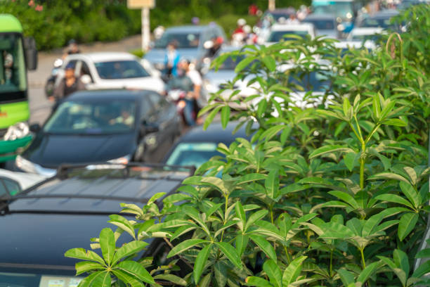 ترافیک سنگین در یک شهر بزرگ، نمادی از رقابت آنلاین و اهمیت سئو فنی برای هدایت ترافیک ارگانیک به سایت