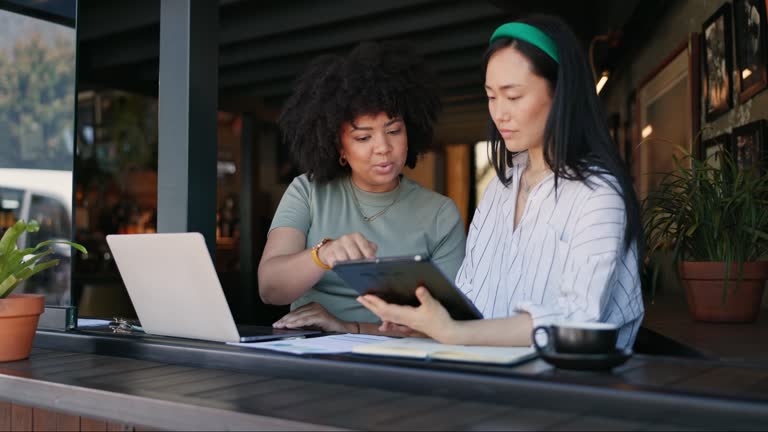 تیم بازاریابی رستوران در حال برنامهریزی برای سئو محلی