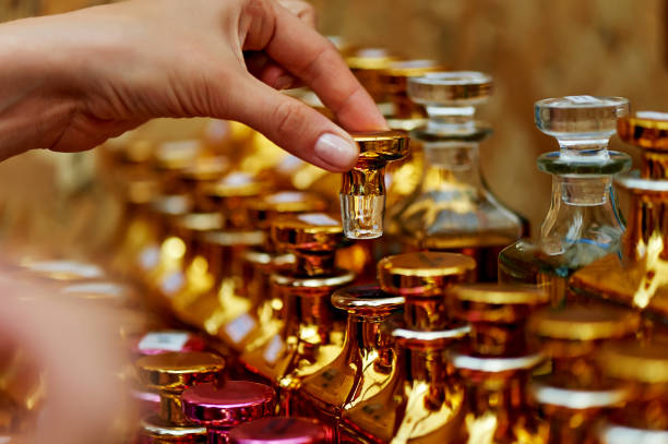 انواع عطر و دستهبندی در فروشگاه آنلاین نمایش بطریهای عطر مختلف
