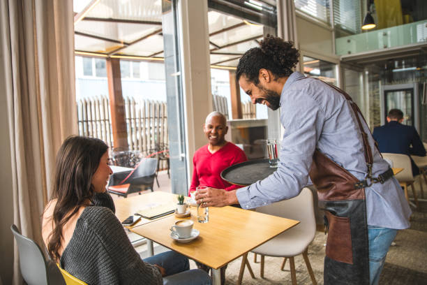 بازاریابی رستوران سنتی و جذب مشتری از طریق خدمات عالی و ارتباط موثر