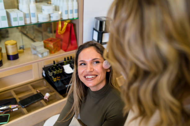 میکاپ آرتیست حرفهای در حال کار روی مدل در یک سالن زیبایی، نمونهای از خدمات تخصصی