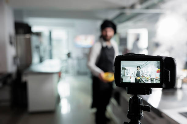 تولید محتوای ویدیویی رستوران: فیلمبرداری حرفهای از سرآشپز در حال پخت غذا برای جذب مشتری رستوران