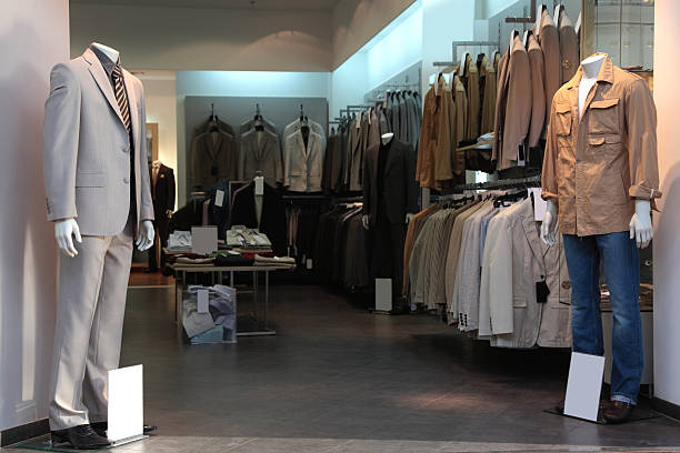 نمای داخلی یک بوتیک لباس مردانه مدرن که از فناوری هوش مصنوعی برای مدیریت استفاده می‌کند