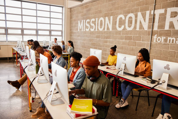 دانشآموزان در حال استفاده از پلتفرم آموزش آنلاین در کلاس درس