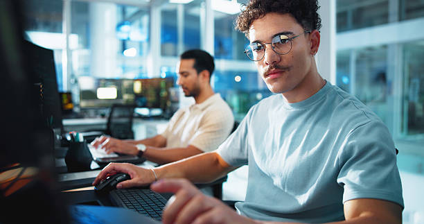 استراتژی طراحی سایت و بهینه‌سازی تجربه کاربری (UX) برای جذب آنلاین استارتاپ‌های صنعتی