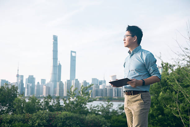 مدیر مالی در حال بررسی وبسایت شرکت خدمات مالی روی تبلت، نماد حضور دیجیتال در حوزه مالی