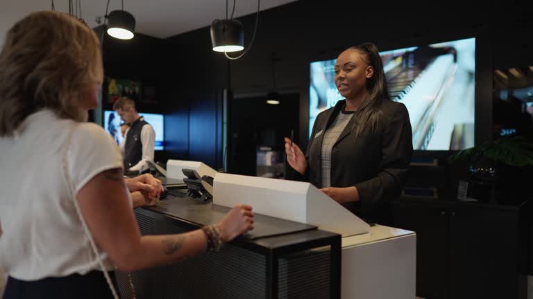 یک زوج شیکپوش در حال تعامل، نمادی از جذب مشتری مدگرا از طریق نمایش سبک زندگی و داستانسرایی بصری