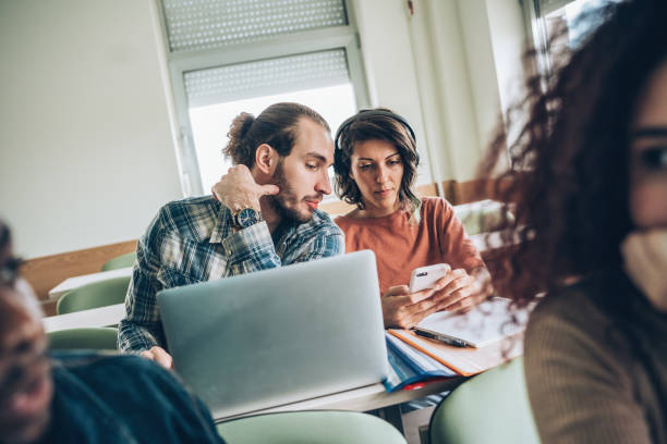 تجربه کاربری دانشجویان در همکاری و یادگیری گروهی در پلتفرم های آموزشی