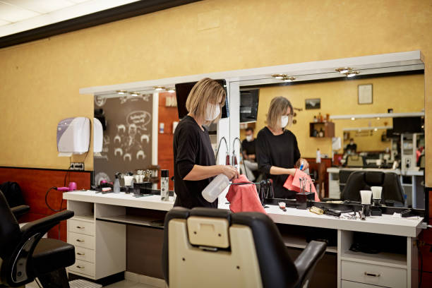 معرفی تیم آرایشگاه و فضای حرفه‌ای با استفاده از قالب پست اینستاگرام برای برندینگ آرایشگاه