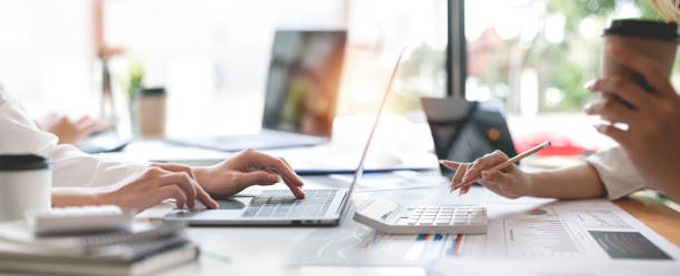 تیم حرفهای در حال برنامهریزی استراتژی بازاریابی 2025 برای خدمات مالی