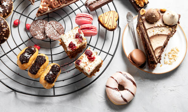 فروشگاه آنلاین شیرینی با نمایش میز دسرهای متنوع و جذاب