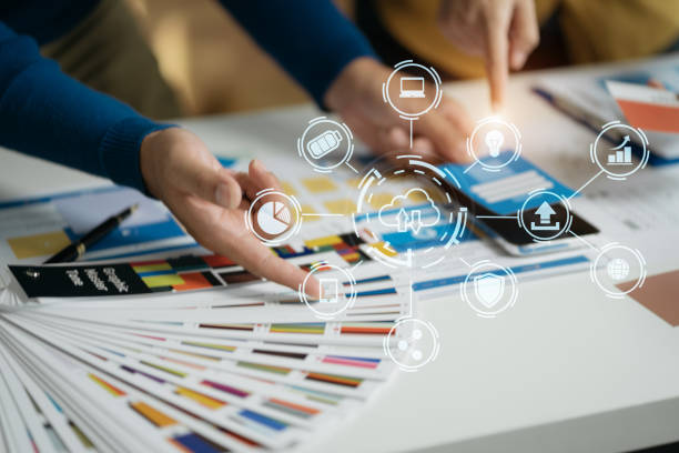 تیم طراحی در حال تدوین استراتژی دیجیتال چاپ با تمرکز بر نیازهای مشتری و پرسونای خریدار