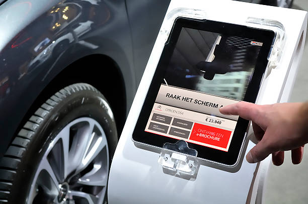 بازاریابی آنلاین خودرو و تحلیل داده‌های مشتریان در سال 2025