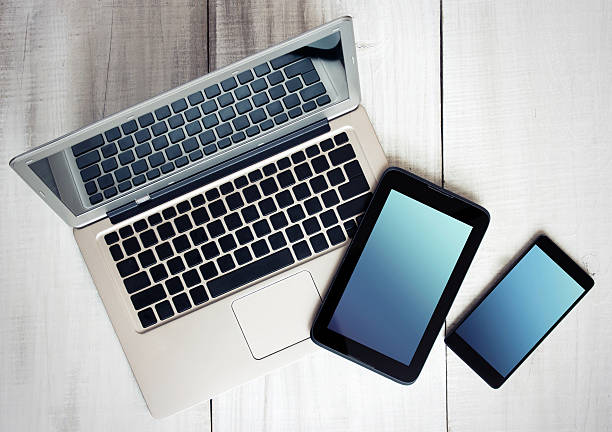 نمایش محصولات لپتاپ و موبایل در یک فروشگاه آنلاین با طراحی مدرن