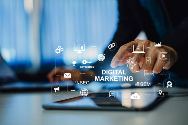 مفهوم یکپارچه دیجیتال مارکتینگ برای آژانس مسافرتی شامل سئو، ایمیل و شبکههای اجتماعی برای افزایش رزرو