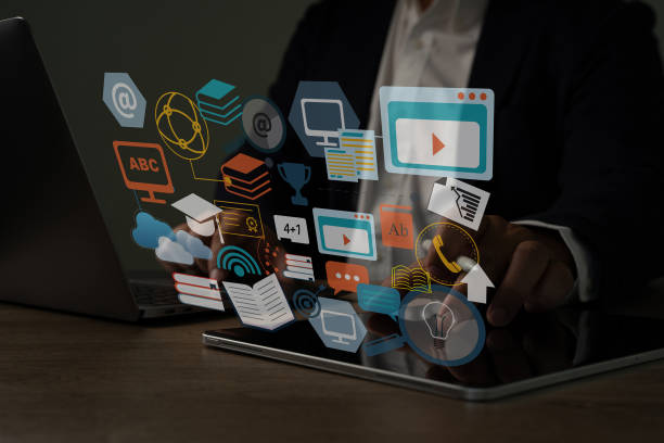 تیم دیجیتال مارکتینگ در حال اجرای استراتژی بازاریابی دیجیتال برای آموزش و جذب دانشآموز