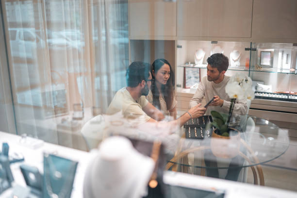 طراحی هویت بصری و وبسایت اختصاصی برای مزون لباس مجلسی