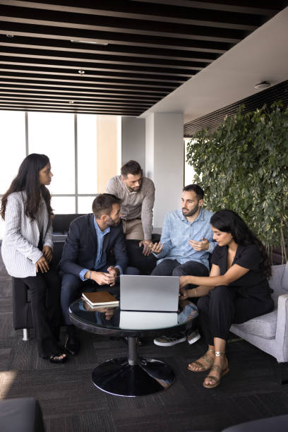 تیم‌های حرفه‌ای در حال گفتگو در یک فضای کار اشتراکی مدرن - استراتژی وب‌سایت اشتراکی