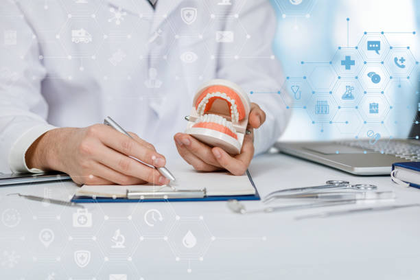 برنامهریزی برای بازاریابی آنلاین دندانپزشکی دندانپزشک در حال بررسی پرونده پزشکی برای تدوین استراتژی دیجیتال مارکتینگ دندانپزشکی