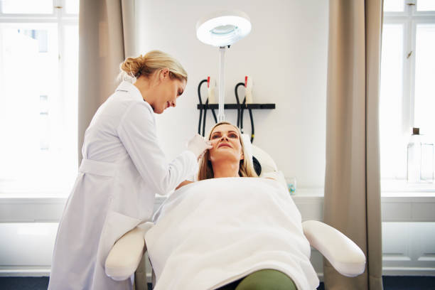 پزشک متخصص در حال انجام خدمات زیبایی مانند تزریق بوتاکس در کلینیک زیبایی