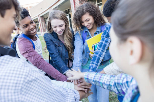 افزایش مشارکت دانش آموزان در پلتفرم آموزشی با استفاده از طراحی تعاملی و گروهی