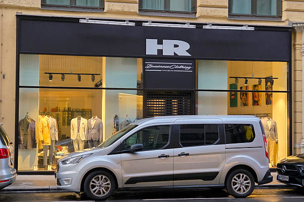 بوتیک لباس مردانه شیک با استراتژی برندینگ دیجیتال