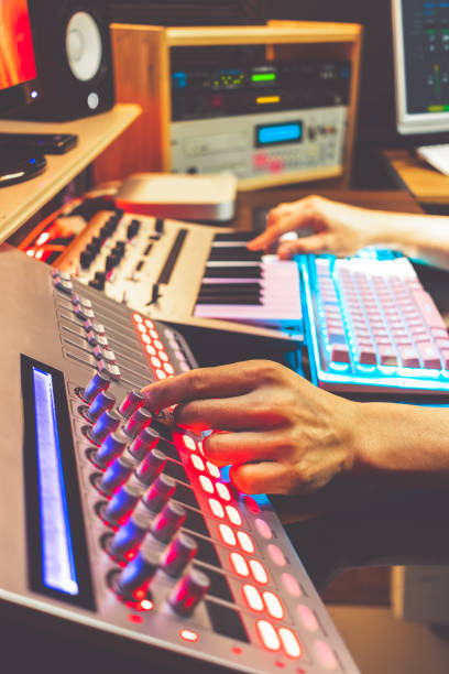 تولید موسیقی حرفهای و سئو دیجی و تهیهکننده موسیقی در حال کار در استودیو حرفهای