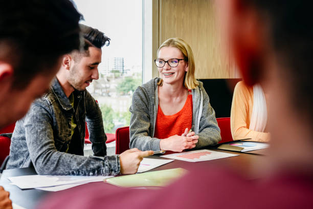 مشارکت دانشجو در جامعه آنلاین یادگیری زبان دو دانشجو در حال تعامل و یادگیری زبان به صورت آنلاین که نشاندهنده اهمیت جامعه در پلتفرمهای آموزشی است