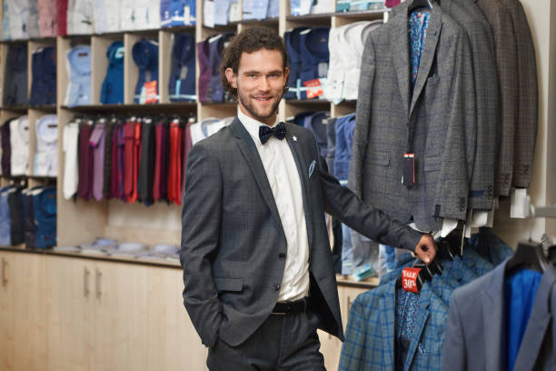 مشتری خوشحال با لباس مردانه شیک خریداری شده از بوتیک آنلاین