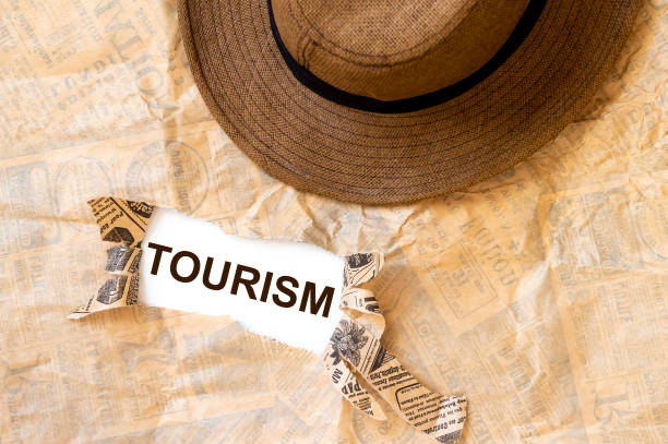 کلمه گردشگری و سفر در بازاریابی کلمه گردشگری و سفر روی کاغذ با کلاه