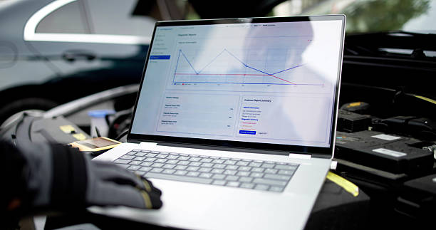 کسب و کار آنلاین برای تعمیرگاه خودرو با استفاده از لپتاپ برای عیبیابی