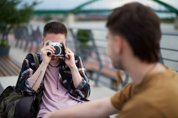 علاقهمندان عکاسی در حال استفاده از دوربین و ثبت خاطرات