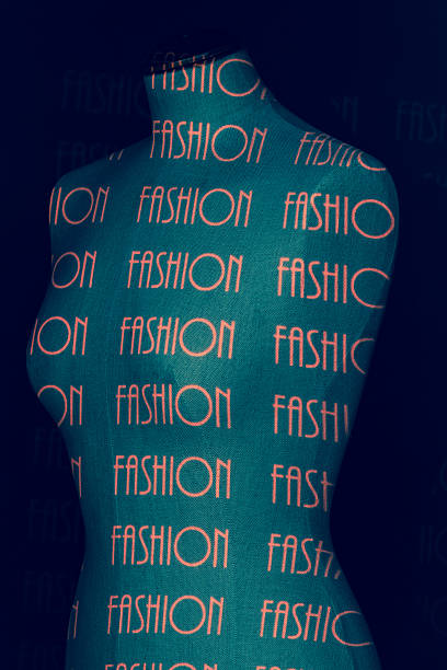 مانکن لباس در بوتیک لباس زنانه برای جذب مشتری حضوری و نمایش کلکسیون جدید