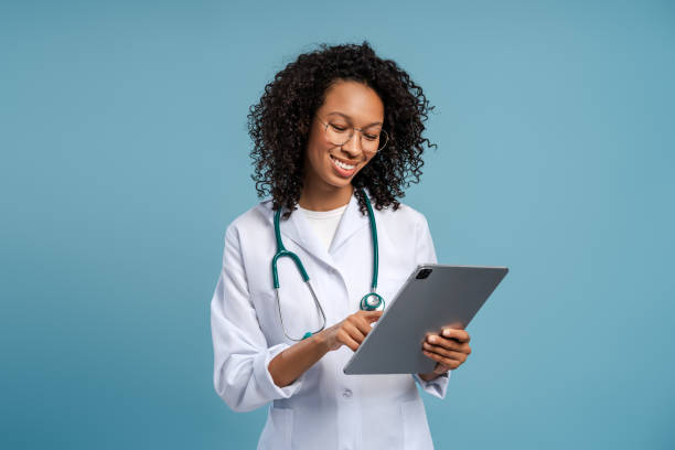 مشاهده نتایج آزمایش آنلاین روی تبلت توسط پزشک در آزمایشگاه دیجیتال