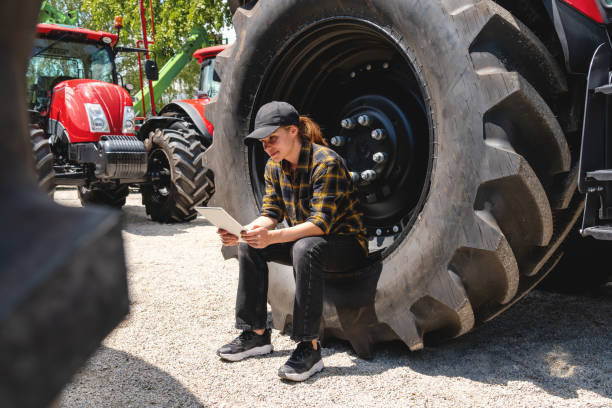 تولیدکننده مرکبات دزفول در حال استفاده از تبلت برای فروش آنلاین