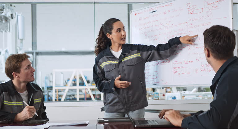 تیم مهندسی در حال برنامهریزی برای طراحی سایت صنعتی کارخانه پلاستیک در قشم