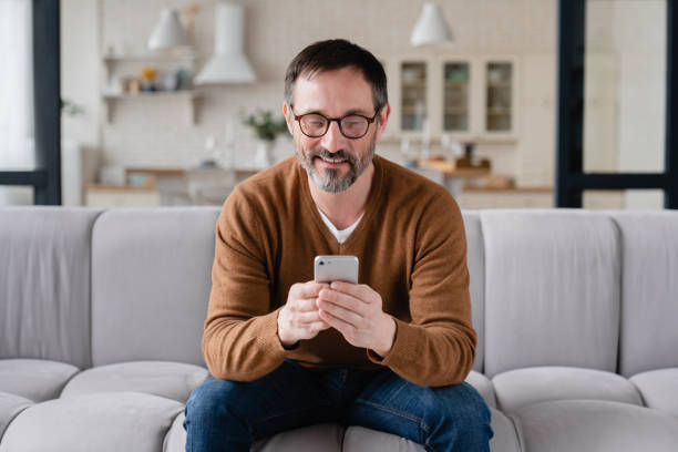 کاربر در حال رزرو آنلاین تفریحات آبی در کیش با موبایل