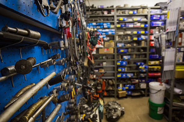 انبار پر از قطعات یدکی خودرو نماد افزایش فروش با استراتژی محتوا