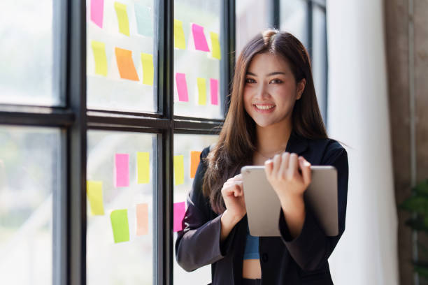 تیم پینو سایت در حال مشاوره و برنامه‌ریزی برای ساخت CRM اختصاصی