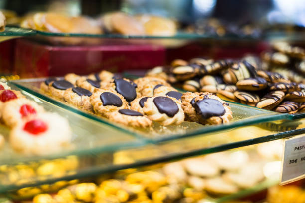 طراحی ویترین آنلاین برای شیرینی فروشی با نمایش هنرمندانه محصولات