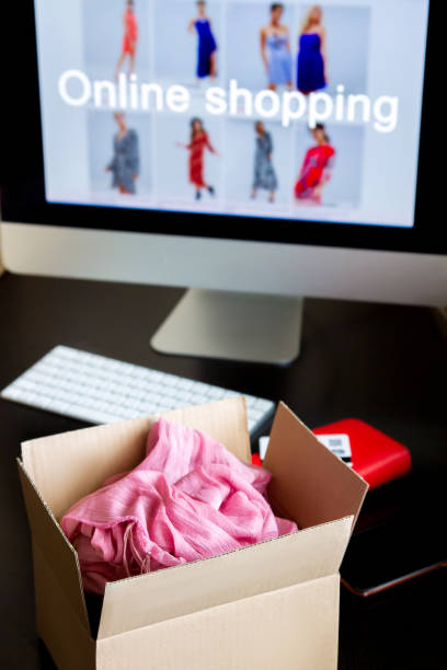 نمایش محصولات در یک فروشگاه آنلاین لباس زنانه با طراحی UX/UI حرفهای و مدرن