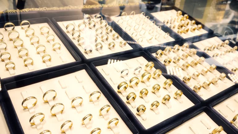 نمایش انگشترهای طلا در ویترین فروشگاه به عنوان نمادی از هویت لوکس و برندینگ دیجیتال