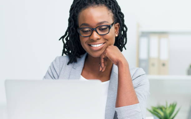 طراح گرافیک در حال یادگیری آنلاین - طراحی وبسایت فروشگاهی و جامعه‌محور