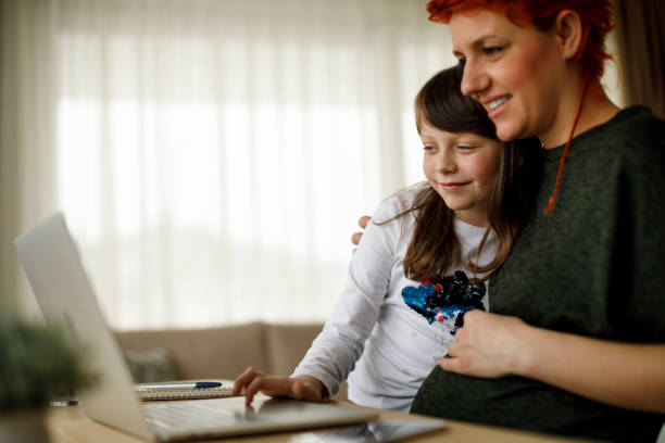 مادر و دختری در حال جستجو برای طراحی سایت مهدکودک در کرج