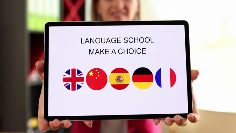 دیجیتال مارکتینگ برای آموزشگاه زبان در اهواز با یک تبلت مدرن و اپلیکیشن آموزشی