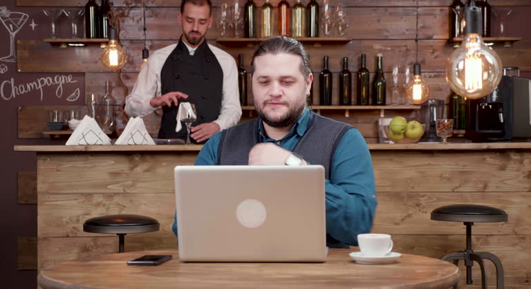 مشتری راضی در کافی شاپ پس از دیدن تبلیغات گوگل ادز و افزایش سفارش