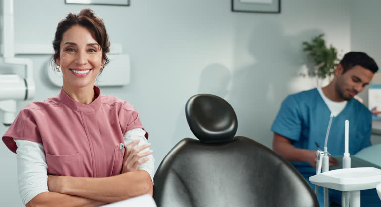 تیم حرفهای دندانپزشکی در حال برندسازی دیجیتال - بازاریابی کلینیک دندانپزشکی