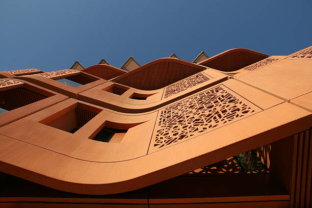 معماری کویری مدرن با الهام از هوش مصنوعی - استراتژی طراحی سایت برای دفاتر معماری یزد - پینو سایت